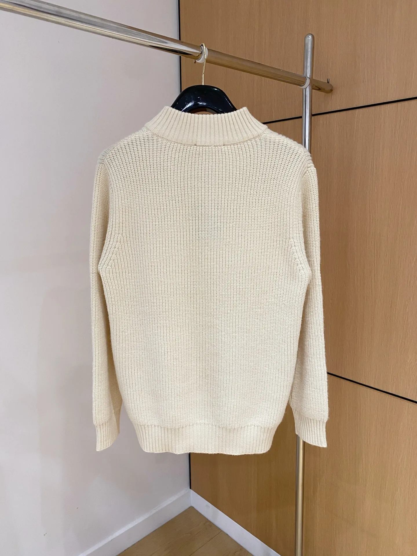 🅿️540 【LV Louis Vuitton】Autumn and winter classic cardigan sweater, in full condition! ! ! Wool blended fabric, the latest model in 2025, golden ratio! ! Slim-fitting soft gold, versatile and practical item, the combination and practicality are extremely powerful, simple and elegant, and classy! To create your own style, it is highly recommended to buy it in two colors. The standard slim fit tailoring process is suitable for both young and old men. It is knitted from wool and will not cause any discomfort! While keeping warm, it is stylish, textured and wearable, and the classic logo with contrasting colors on the chest feels in place! ! Recommended for regular customers! ! Size M-3XL (maximum wear: 190 pounds)